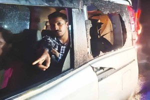 সীতাকুণ্ডে যানজটে আটকে থাকা মাইক্রোবাসে ডাকাতি