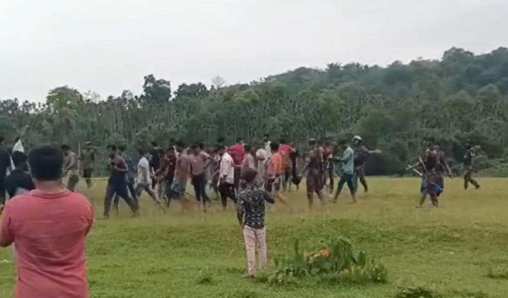 সীমান্তে খেলার মাঠে জরিপ নিয়ে স্থানীয়দের বাধার মুখে বিএসএফ বিজিবি 1746699382 সিলেট সীমান্তে খেলার মাঠে জরিপ নিয়ে স্থানীয়দের বাধার মুখে বিএসএফ-বিজিবি