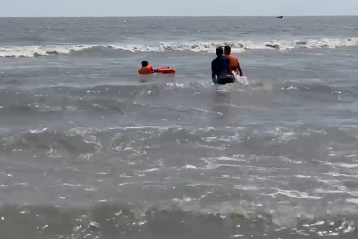 কুয়াকাটা সৈকতে গোসলে নেমে পর্যটকের মৃত্যু