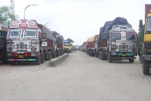 স্থলপথে আমদানিতে ভারতের নিষেধাজ্ঞা: বেনাপোলে আটকে গেলো পোশাকবোঝাই ৩৬ ট্রাক