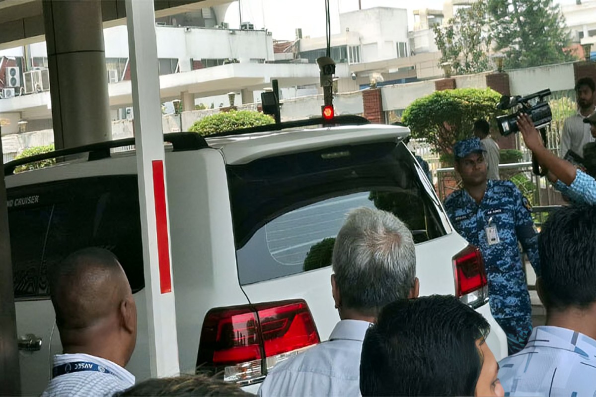 শাহজালাল বিমানবন্দর পরিদর্শনে গেলেন স্বরাষ্ট্র উপদেষ্টা