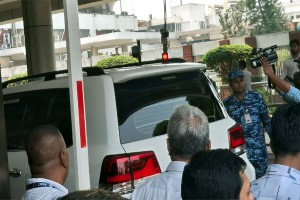 শাহজালাল বিমানবন্দর পরিদর্শনে গেলেন স্বরাষ্ট্র উপদেষ্টা