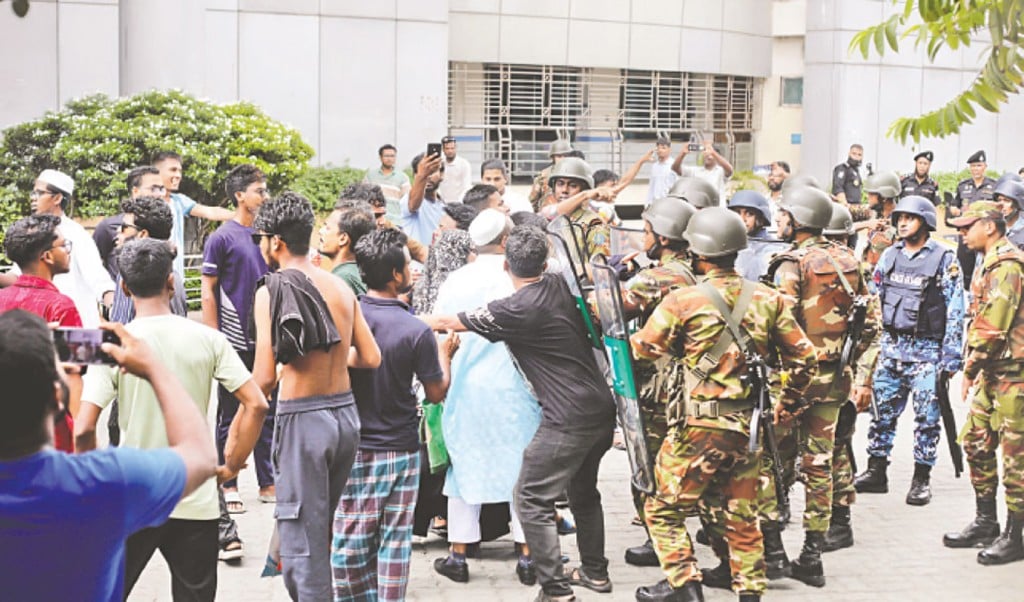 হাসপাতালে ত্রিমুখী সংঘর্ষ 1748492040 বিষ খাওয়া জুলাইয়ে চক্ষু হারানো সেই ৪ আহতকে কেন্দ্র করে হাসপাতালে ত্রিমুখী সংঘর্ষ