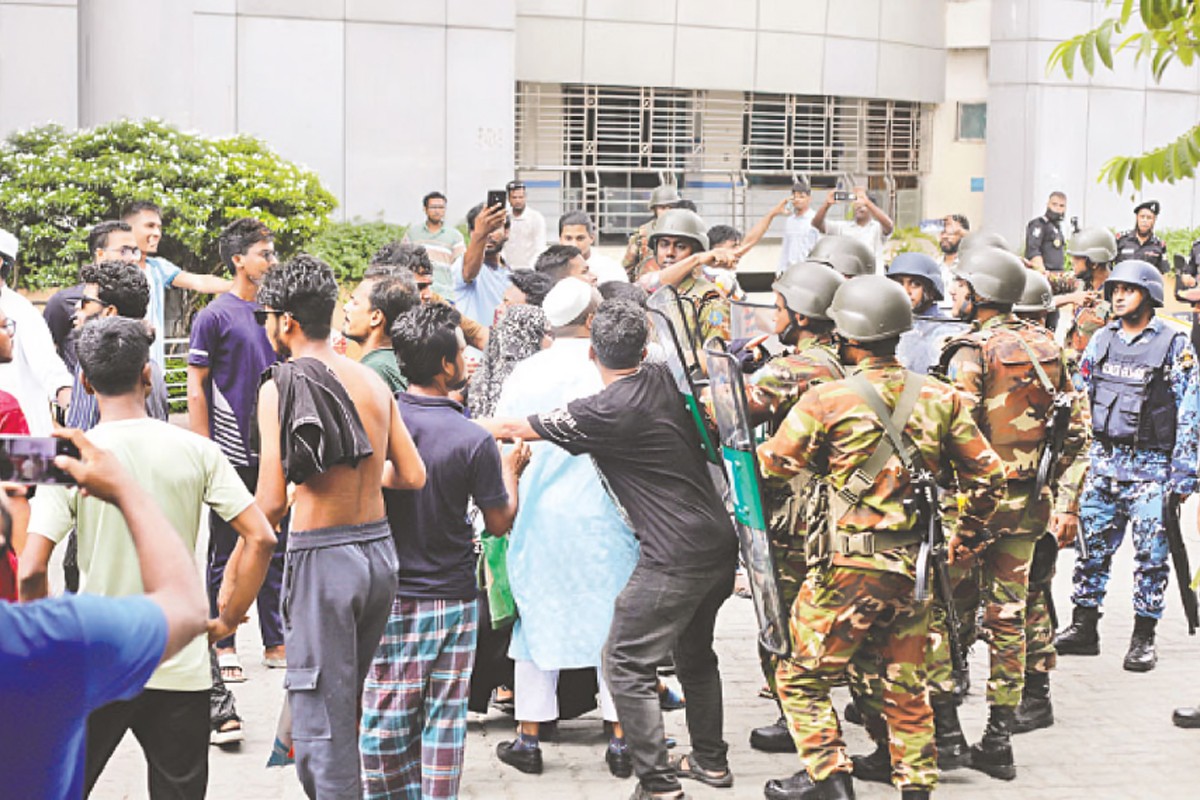 বিষ খাওয়া জুলাইয়ে চক্ষু হারানো সেই ৪ আহতকে কেন্দ্র করে হাসপাতালে ত্রিমুখী সংঘর্ষ