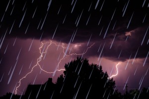 ১৭ জেলায় রাত ১টার মধ্যে ঝড়ো হাওয়াসহ বজ্রবৃষ্টির আশঙ্কা