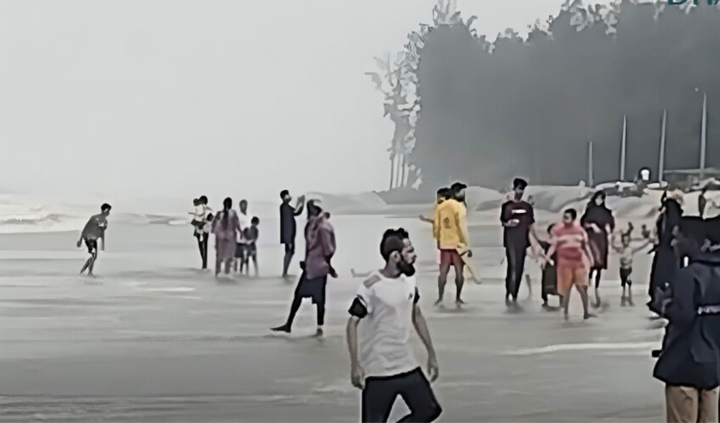 ৩ নম্বর সতর্ক সংকেতেও সাগরে নামছেন পর্যটকরা 1748513065 ৩ নম্বর সতর্ক সংকেতেও সাগরে নামছেন পর্যটকরা