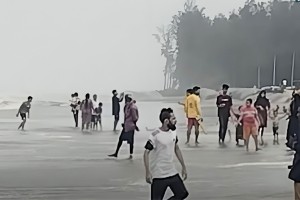 ৩ নম্বর সতর্ক সংকেতেও সাগরে নামছেন পর্যটকরা