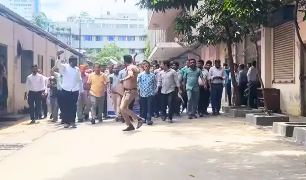 ‘নিবর্তনমূলক ও কালাকানুন প্রত্যাহারের দাবিতে সচিবালয়ে কর্মচারীদের বিক্ষোভ 1748090804 ‘নিবর্তনমূলক ও কালাকানুন’ প্রত্যাহারের দাবিতে সচিবালয়ে কর্মচারীদের বিক্ষোভ