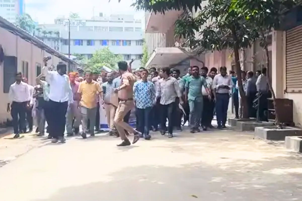 ‘নিবর্তনমূলক ও কালাকানুন’ প্রত্যাহারের দাবিতে সচিবালয়ে কর্মচারীদের বিক্ষোভ
