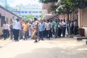 ‘নিবর্তনমূলক ও কালাকানুন’ প্রত্যাহারের দাবিতে সচিবালয়ে কর্মচারীদের বিক্ষোভ