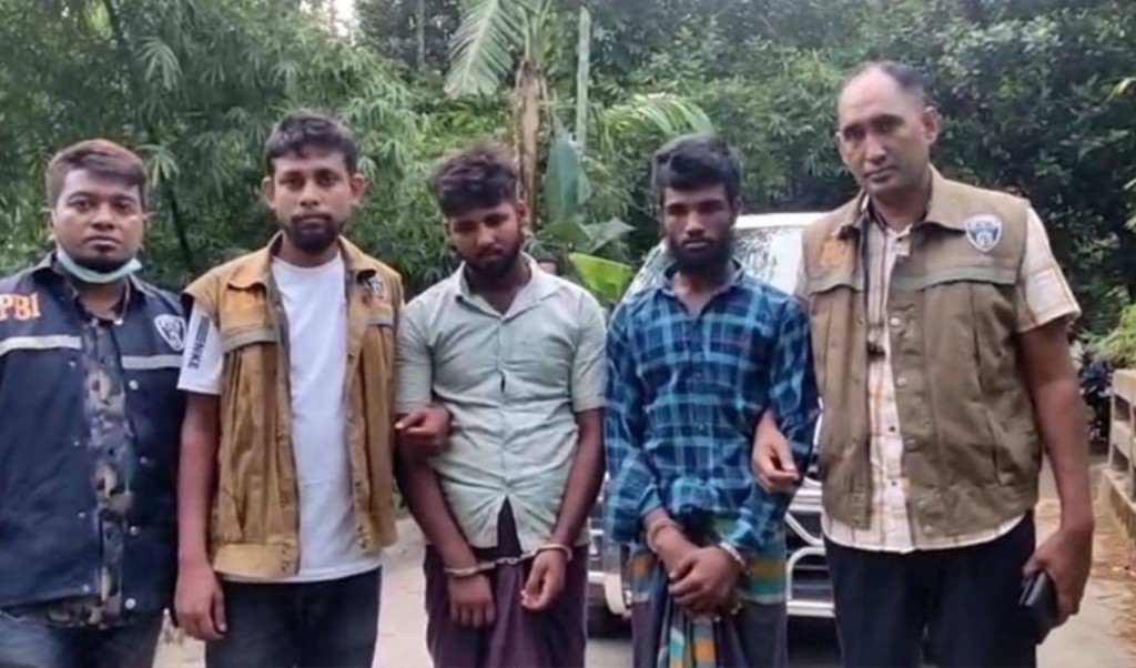 ‘সৌদির কফিলকে বশে আনতে জিনের বাদশার খপ্পরে নারী গ্রেপ্তার ৩ 1748184760 ‘সৌদির কফিল’কে বশে আনতে জিনের বাদশার খপ্পরে নারী, গ্রেপ্তার ৩
