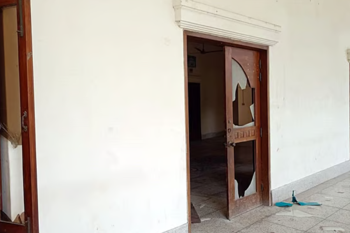 দর্শনার্থী নির্যাতনের জেরে রবীন্দ্র কাছারিবাড়িতে হামলা ও ভাঙচুর