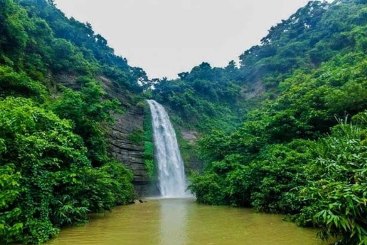সীতাকুণ্ডে ঝরনায় ডুবে স্কুলছাত্রের মৃত্যু, দায়িত্বহীনতার অভিযোগ