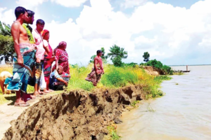 ‘আজ নদীর পাড়, কাল ঘর’: পদ্মার ভাঙনে নিঃস্ব বহু পরিবার