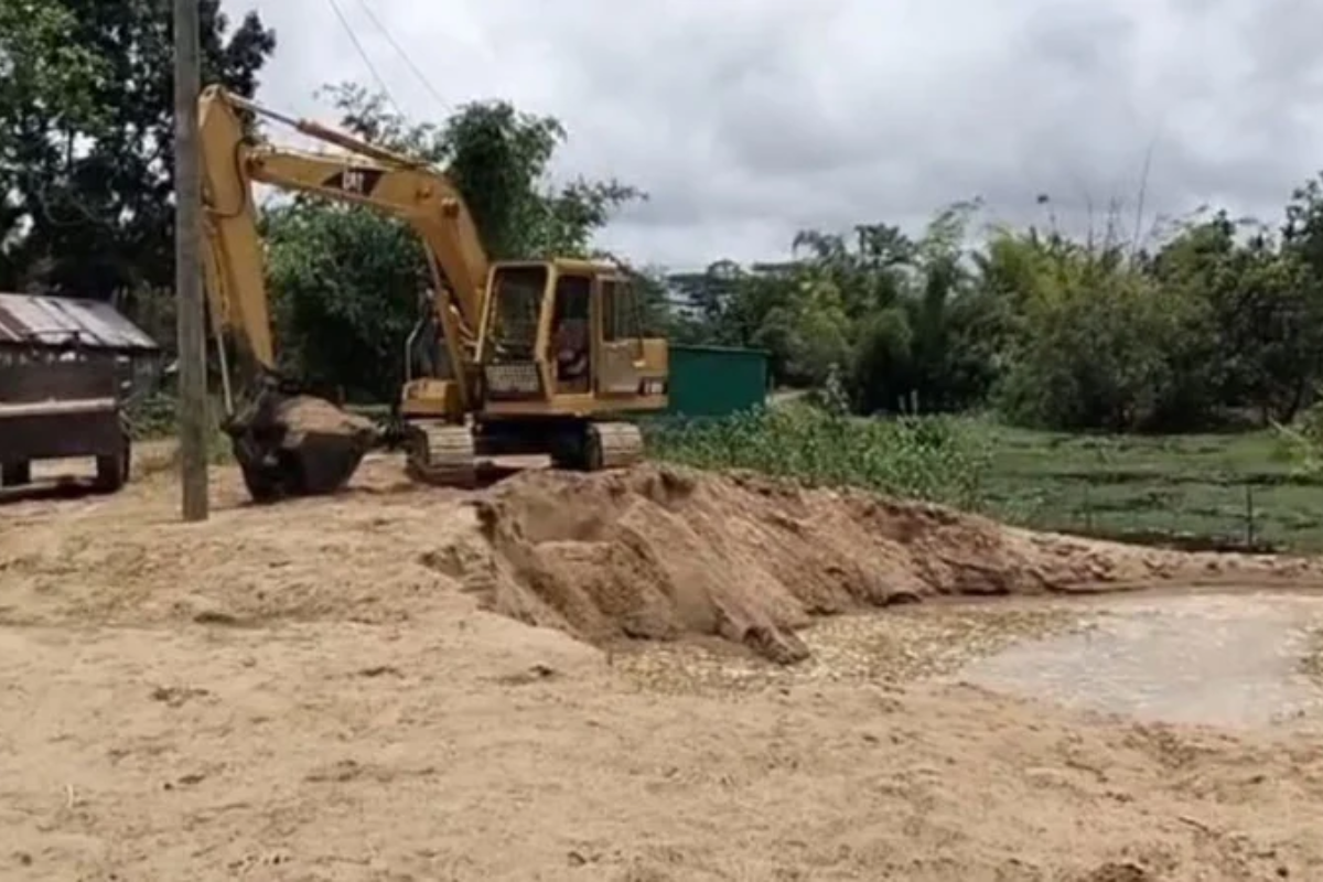 কলমাকান্দায় রাস্তার গর্ত ভরাটের নামে পাহাড়ি বালু বিক্রি