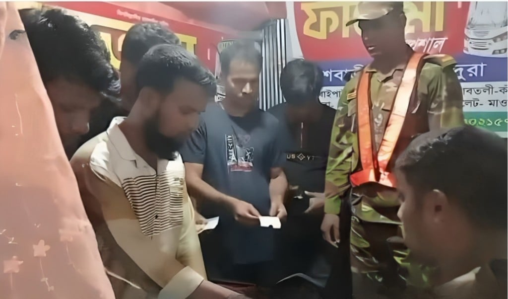অতিরিক্ত ভাড়া আদায় সেনা হস্তক্ষেপে যাত্রীদের অর্থ ফেরত 1749991646 অতিরিক্ত ভাড়া আদায়, সেনা হস্তক্ষেপে যাত্রীদের অর্থ ফেরত