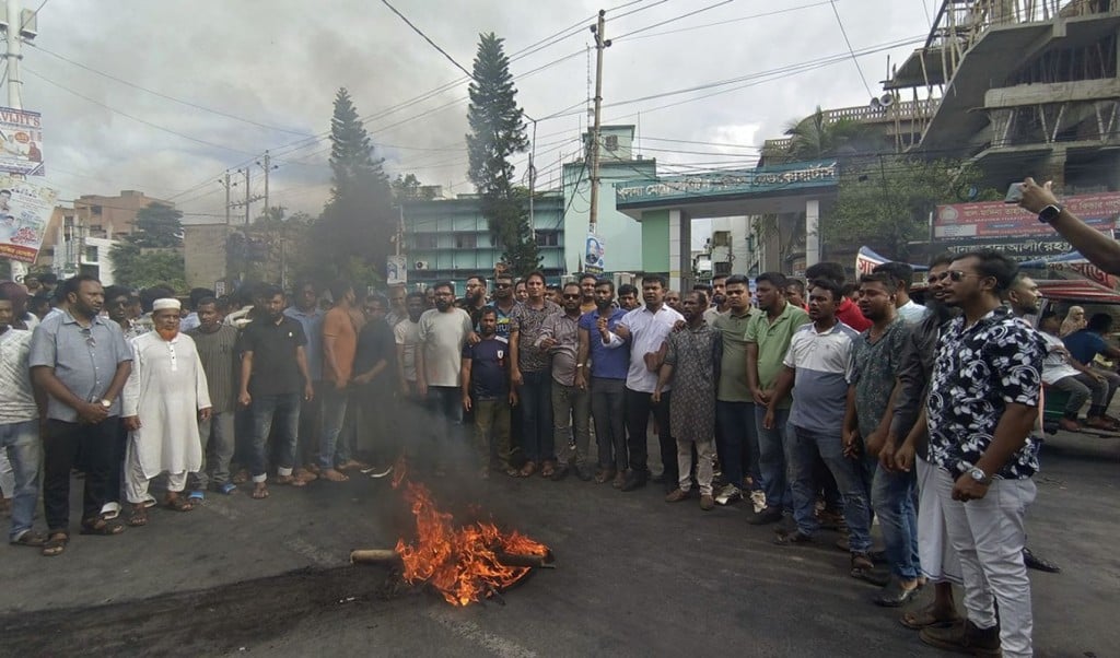 অভিযুক্ত সেই এসআই গ্রেপ্তার কমিশনারের পদত্যাগ দাবিতে কেএমপি ঘেরাও 1750948900 সেই এসআই গ্রেপ্তার, কমিশনারের পদত্যাগ দাবিতে কেএমপি ঘেরাও
