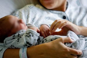 অর্থ ও সময়ের অভাবে সন্তান নিচ্ছেন না মা-বাবারা