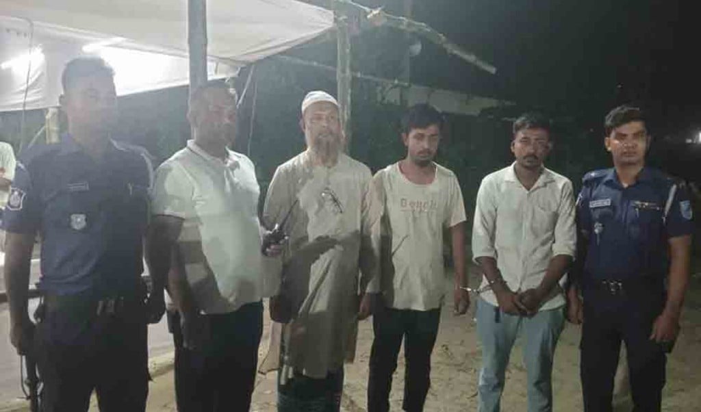 অস্ত্রের মুখে অন্য হাটে গরু নামানোর অভিযোগে আটক ৩ 1748934431 অস্ত্রের মুখে অন্য হাটে গরু নামানোর অভিযোগে আটক ৩