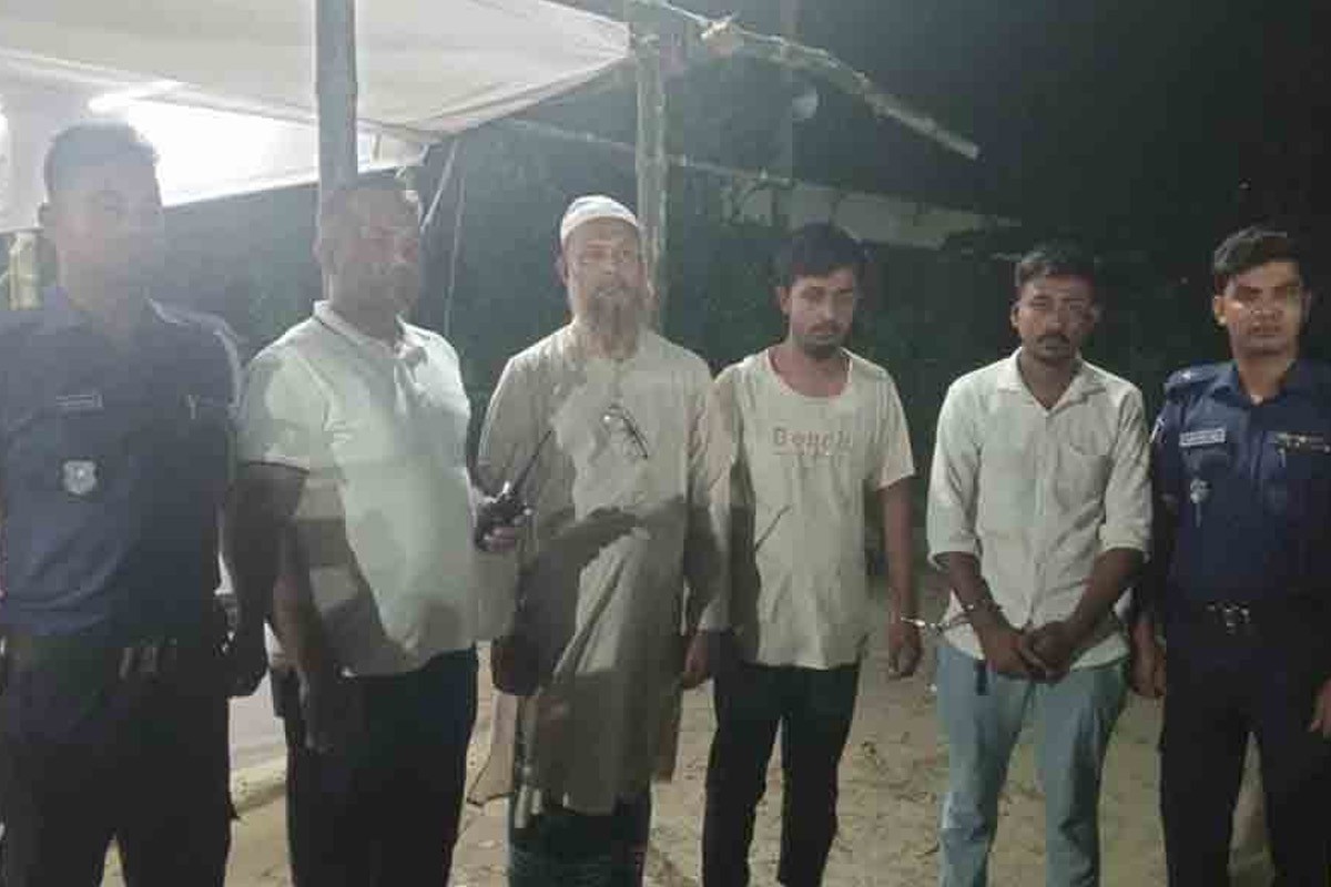 অস্ত্রের মুখে অন্য হাটে গরু নামানোর অভিযোগে আটক ৩