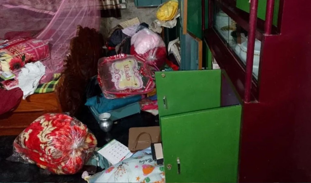 অস্ত্রের মুখে জিম্মি করে স্বর্ণালংকারসহ ২২ লাখ টাকা লুট 1750851083 অস্ত্রের মুখে জিম্মি করে স্বর্ণালংকারসহ ২২ লাখ টাকা লুট