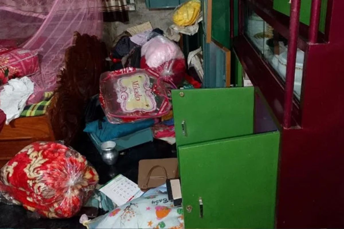 অস্ত্রের মুখে জিম্মি করে স্বর্ণালংকারসহ ২২ লাখ টাকা লুট