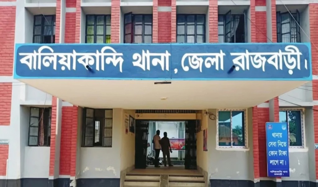 অস্ত্রের মুখে স্বর্ণালংকার লুট 1751088017 পুলিশের বাড়িতে ডাকাতি, অস্ত্রের মুখে স্বর্ণালংকার লুট