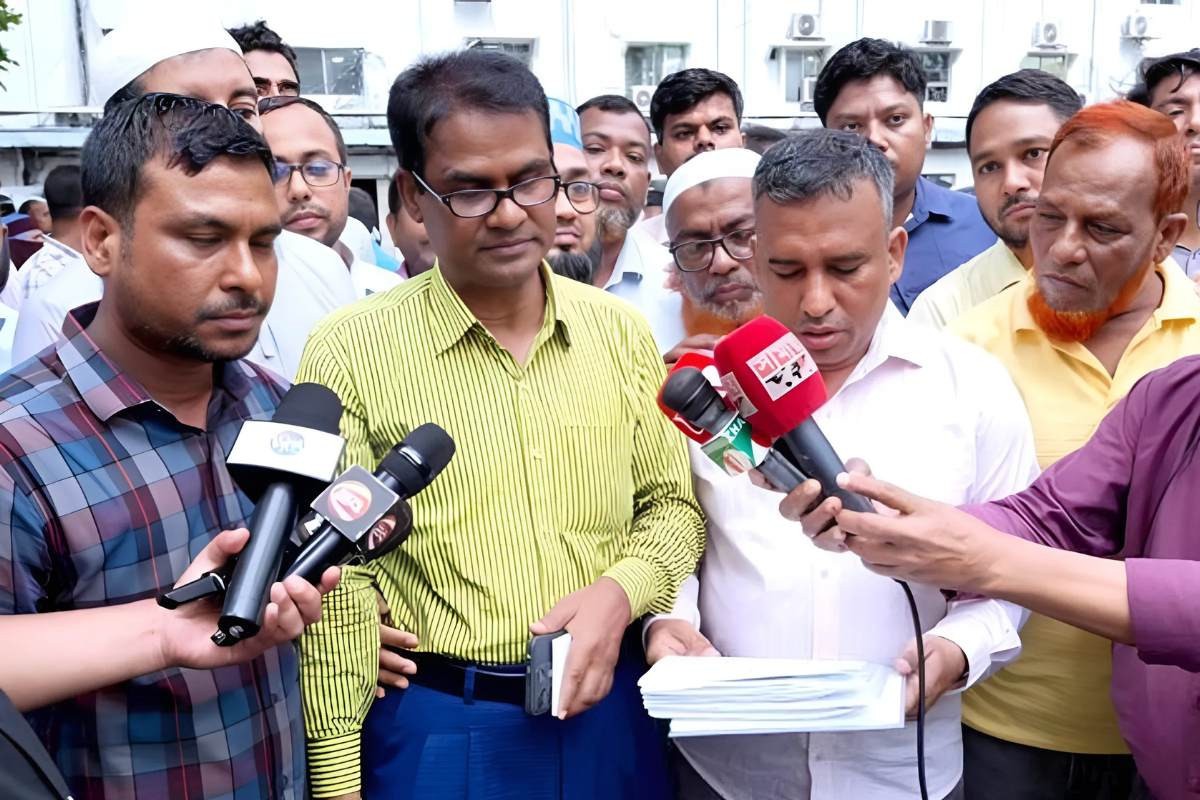 আজও বিক্ষোভে উত্তাল সচিবালয়, তিন উপদেষ্টাকে দেওয়া হবে স্মারকলিপি