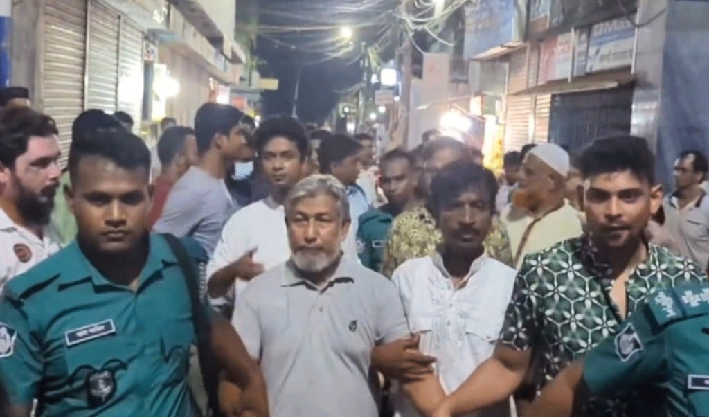 আবাসিক হোটেল থেকে আ. লীগ নেতা গ্রেপ্তার 1751118639 আবাসিক হোটেল থেকে আ. লীগ নেতা গ্রেপ্তার