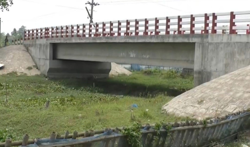 আশার প্রতীক সেতু এখন শত শত কৃষকের দুশ্চিন্তার কারণ 1748845349 আশার প্রতীক সেতু এখন শত শত কৃষকের দুশ্চিন্তার কারণ