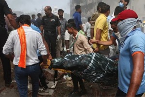 আহমেদাবাদে উড়োজাহাজ বিধ্বস্ত: ৩০ মৃতদেহ উদ্ধার