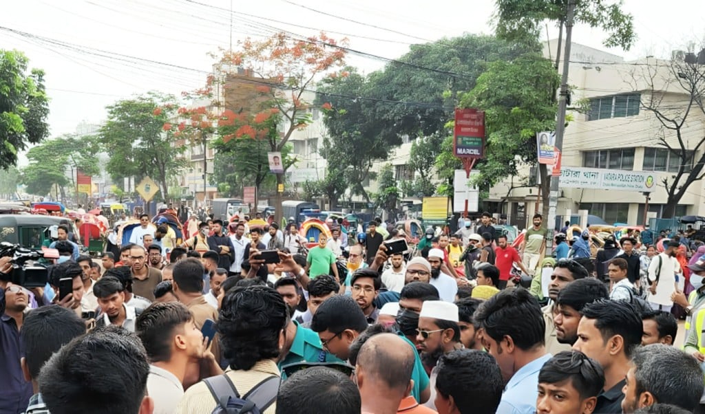ইউআইইউ শিক্ষার্থীরা 1750491734 ৫ দফা দাবি না মানলে নতুনবাজার সড়কে অনির্দিষ্টকালের জন্য অবরোধ