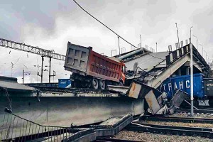 ইউক্রেন সীমান্তে রেল লাইনের ওপর সেতু ধসে নিহত ৭, আহত ৩০