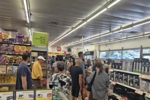 ইরানের পাল্টা হামলার শঙ্কায় খাবার ও পানি মজুত করছে ইসরায়েলিরা