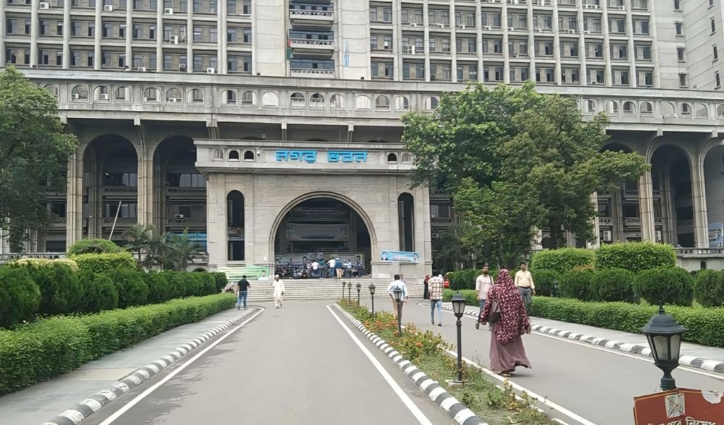 ইশরাক সমর্থকরা 1750663910 অবশেষে ডিএসসিসির প্রধান ফটকের তালা খুলে দিলেন ইশরাক সমর্থকরা