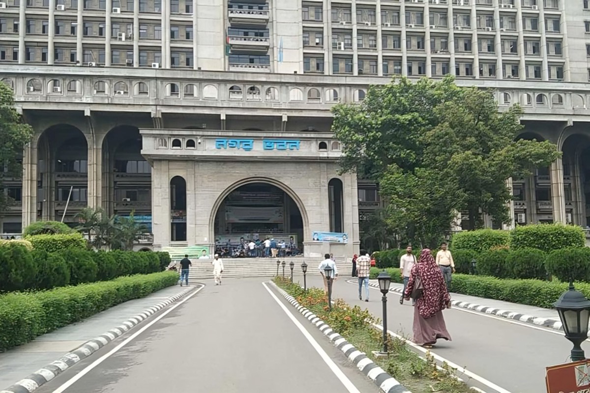 অবশেষে ডিএসসিসির প্রধান ফটকের তালা খুলে দিলেন ইশরাক সমর্থকরা