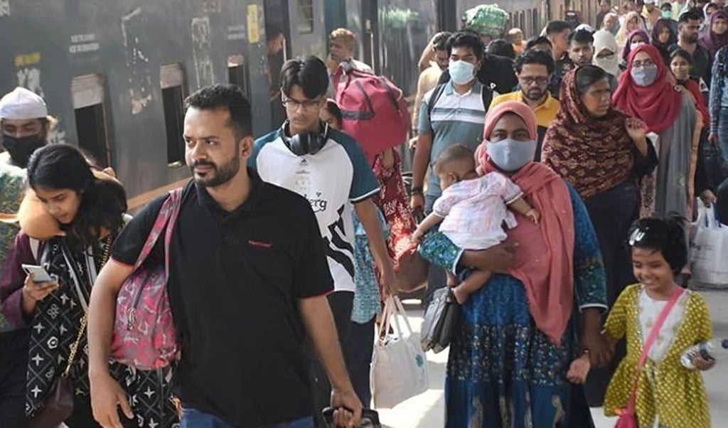 ঈদ শেষে রাজধানীতে ফিরতে শুরু করেছেন মানুষ 1749628155 ঈদ শেষে রাজধানীতে ফিরতে শুরু করেছেন মানুষ