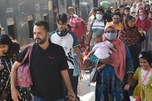 ঈদ শেষে রাজধানীতে ফিরতে শুরু করেছেন মানুষ