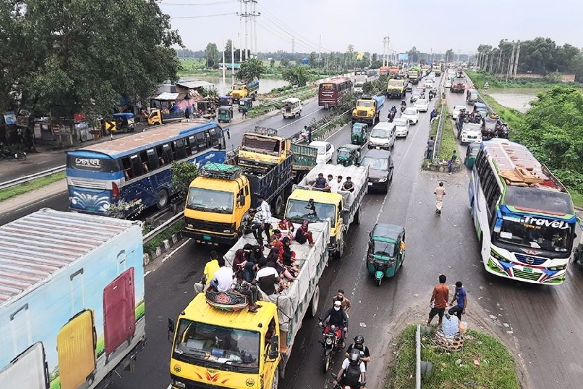 ঈদে ঘরমুখো মানুষের দুর্ভোগ, ২৫ কিলোমিটার যানযট