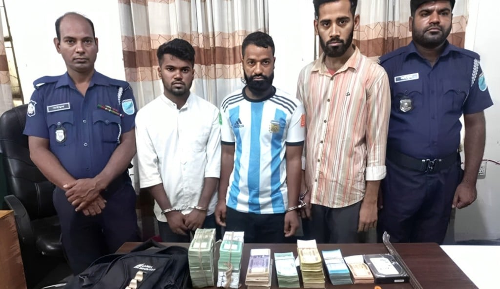 ঈদের ছুটিতে আইএফআইসি ব্যাংকে চুরি গ্রেপ্তার ৩ 1749653043 ঈদের ছুটিতে আইএফআইসি ব্যাংকে চুরি, গ্রেপ্তার ৩