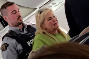 উড়োজাহাজে মাতলামি, টিকটকার মা-মেয়ে আটক