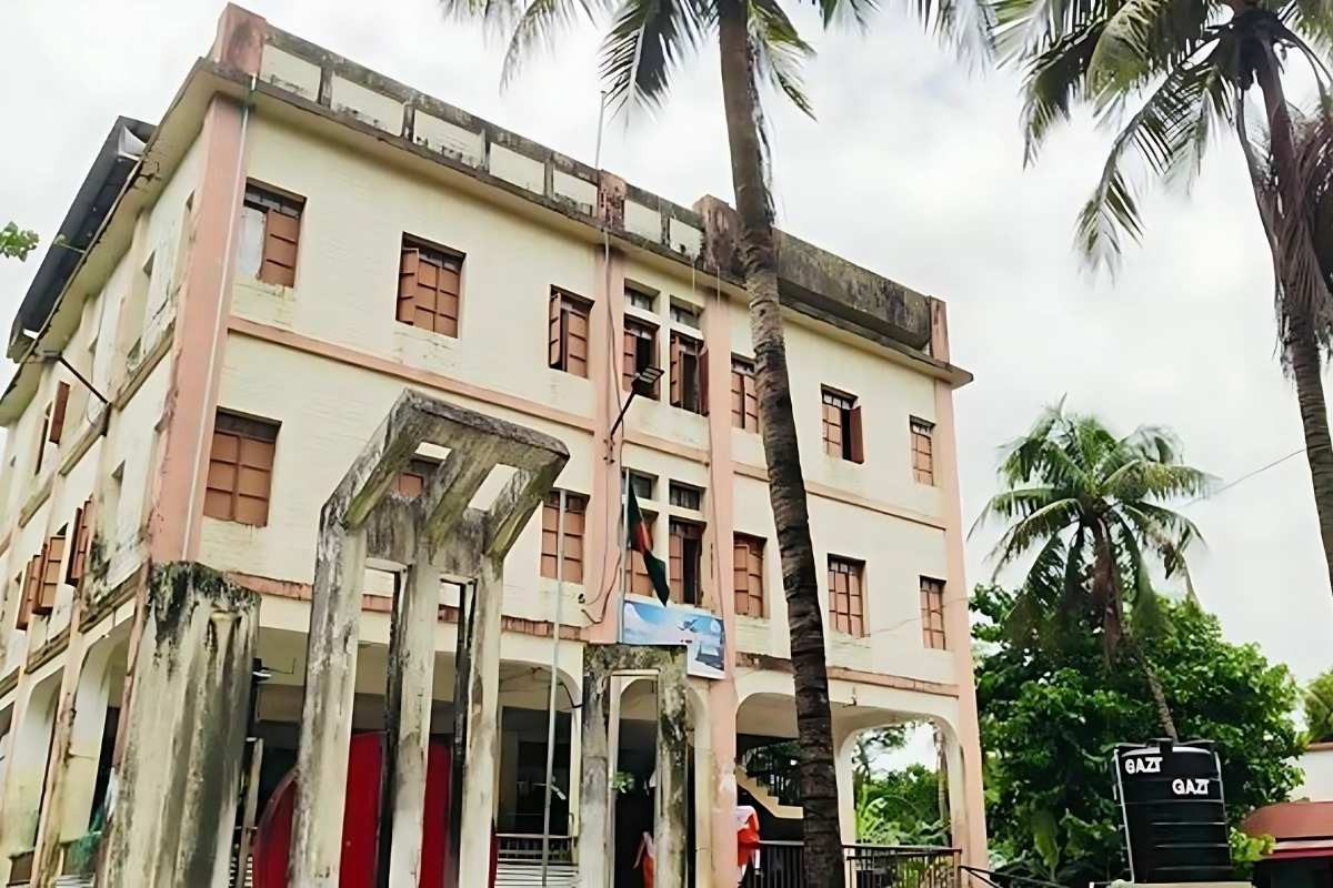 উত্তাল সাগর পেরিয়ে যেতে পারছেন না শিক্ষক, সেন্টমার্টিনের একমাত্র সরকারি বিদ্যালয়ে পাঠদান বন্ধ