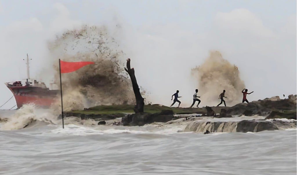 উপকূলে ভারী বৃষ্টির শঙ্কা চার সমুদ্রবন্দরে ৩ নম্বর সতর্ক সংকেত 1750155767 উপকূলে ভারী বৃষ্টির শঙ্কা, চার সমুদ্রবন্দরে ৩ নম্বর সতর্ক সংকেত