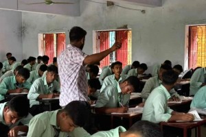 এইচএসসি পরীক্ষাকেন্দ্র পরিদর্শনে ছাত্রদল নেতা, যা বলছে প্রশাসন