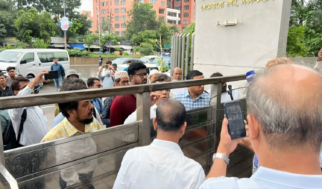 এনবিআর কার্যত অবরুদ্ধ 1750922090 এনবিআর অবরুদ্ধ, লাগাতার 'কমপ্লিট শাটডাউন’ ঘোষণা