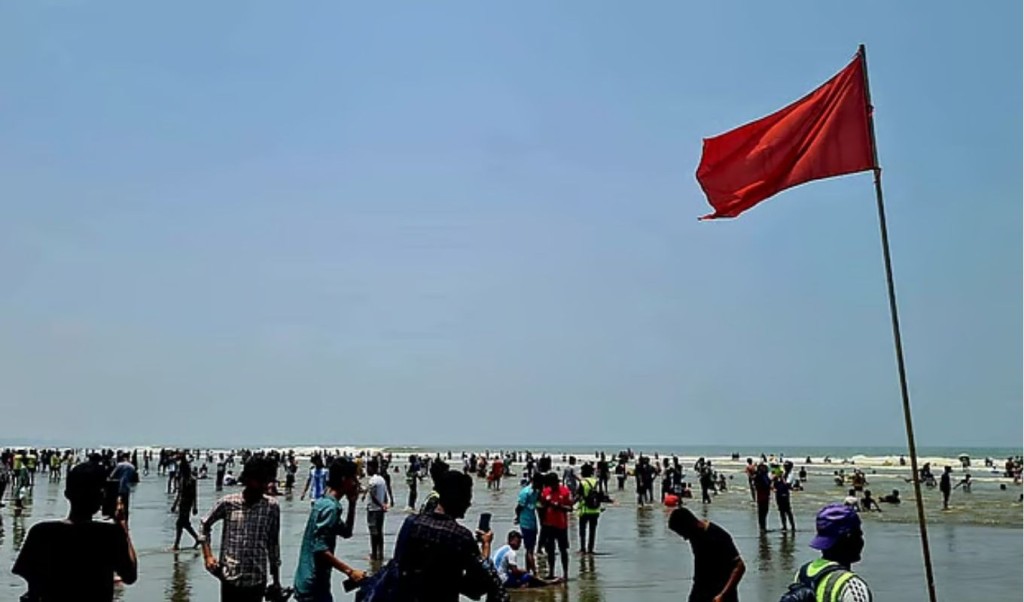 কক্সবাজারে সৈকতে ভেসে যাচ্ছিলেন বন্ধু বাঁচাতে গিয়ে প্রাণ হারালেন যুবক 1749466062 কক্সবাজারে সৈকতে ভেসে যাচ্ছিলেন বন্ধু, বাঁচাতে গিয়ে প্রাণ হারালেন যুবক