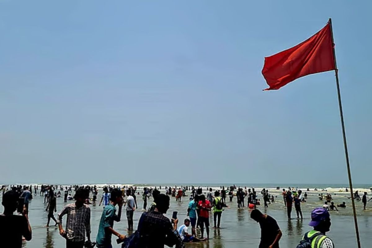 কক্সবাজারে সৈকতে ভেসে যাচ্ছিলেন বন্ধু, বাঁচাতে গিয়ে প্রাণ হারালেন যুবক