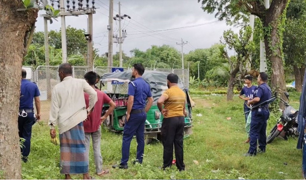 কাপাসিয়া 1750174446 গাজীপুরে অটোরিকশায় বাসের ধাক্কা, মা-ছেলেসহ নিহত ৩