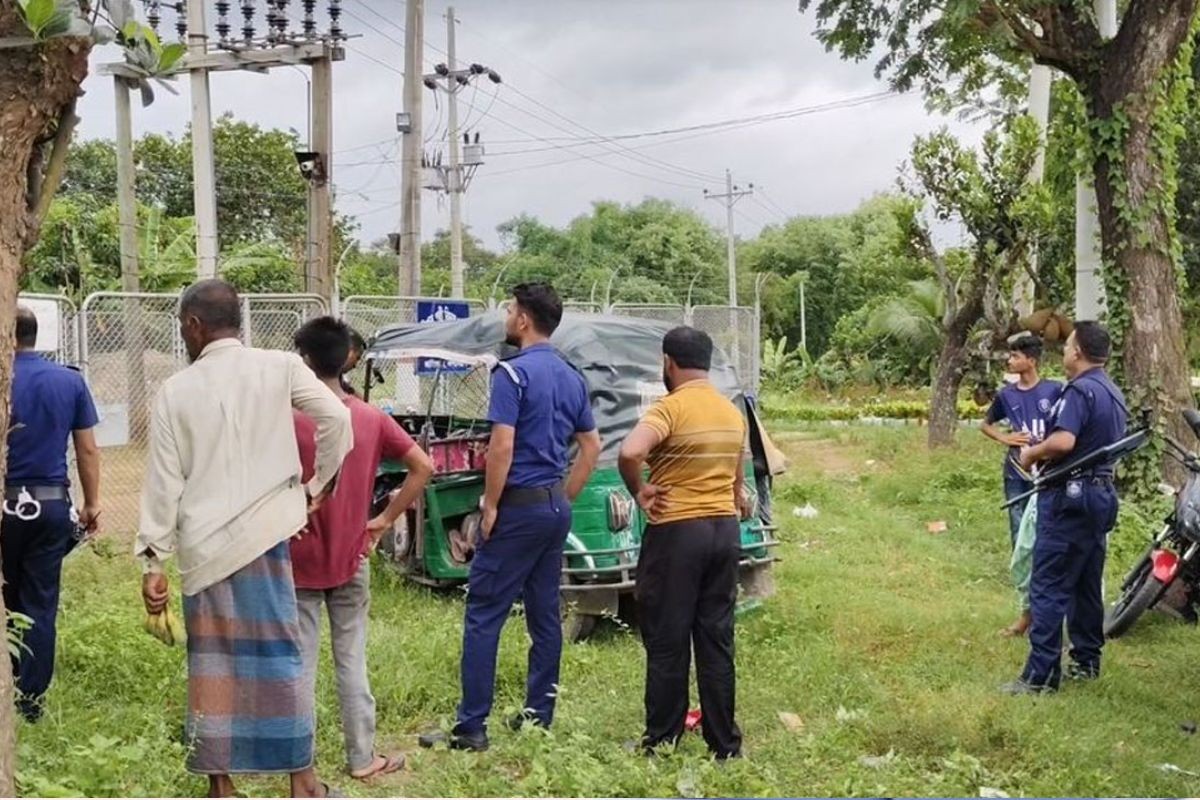 গাজীপুরে অটোরিকশায় বাসের ধাক্কা, মা-ছেলেসহ নিহত ৩