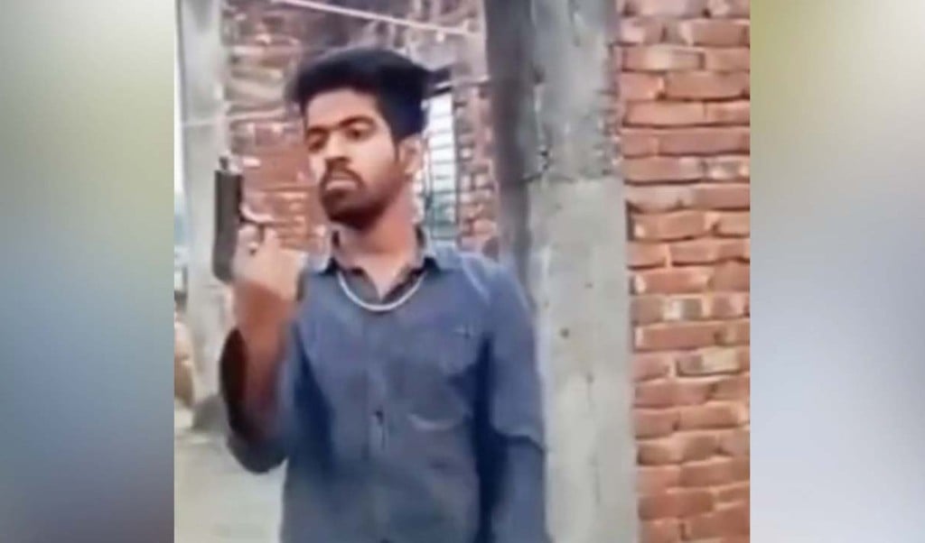 কিশোর গ্যাং নেতার গুলি ছোড়ার ভিডিও ভাইরাল 1751257052 পিস্তল উঁচিয়ে কিশোর গ্যাং লিডারের গুলি ছোড়ার ভিডিও ভাইরাল